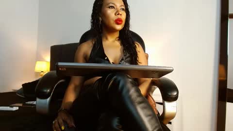 Snapshot of laryssa_swayer chatting on October 2, 1:29 pm Laryssa online show from October 2, 1:29 pm