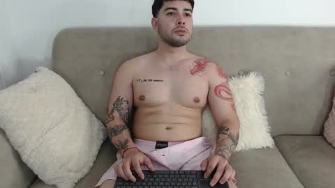 Snapshot of latam_ chatting on January 11, 11:43 pm YOUR BABY online show from January 11, 11:43 pm