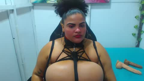 latina_bigboos12 online show from May 22, 4:30 am