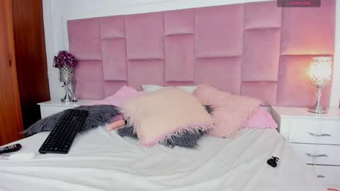 Snapshot of latinaslove_ chatting on December 18, 2:28 pm B I A N C A - AND - N I K K I online show from December 18, 2:28 pm