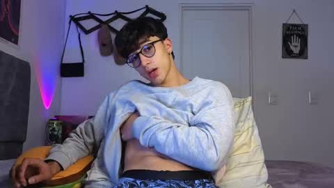 Snapshot of latinguyxl chatting on January 9, 3:31 am Logan online show from January 9, 3:31 am