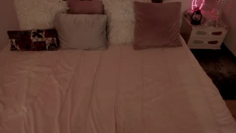 Laura online show from January 5, 8:52 pm