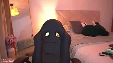 Snapshot of lau_bee_ chatting on November 4, 6:40 pm Laura online show from November 4, 6:40 pm