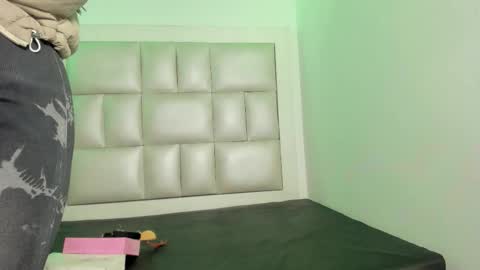 laura__js_ online show from December 1, 4:17 am