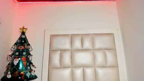 laura__js_ online show from December 3, 4:42 am