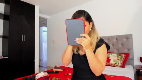 Snapshot of laura__martiinez chatting on December 5, 8:22 pm online show from December 5, 8:22 pm