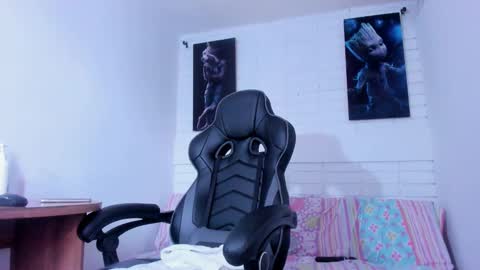 Snapshot of laura__martiinez chatting on January 4, 4:22 pm online show from January 4, 4:22 pm