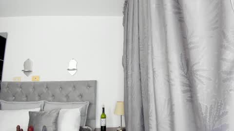 Snapshot of laura__martiinez chatting on February 17, 11:09 pm online show from February 17, 11:09 pm
