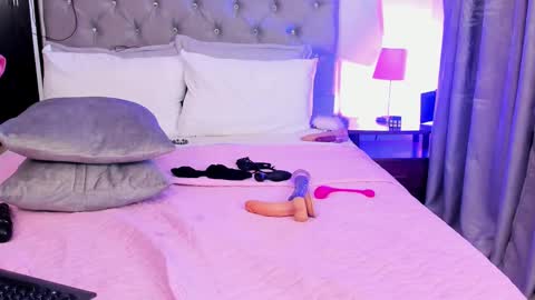 Snapshot of laura__martiinez chatting on February 21, 1:55 am online show from February 21, 1:55 am