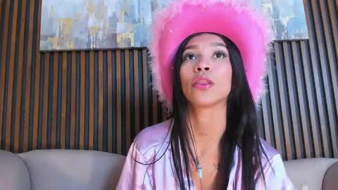 Snapshot of laura_aristizabal_19 chatting on December 4, 5:33 pm Laura online show from December 4, 5:33 pm