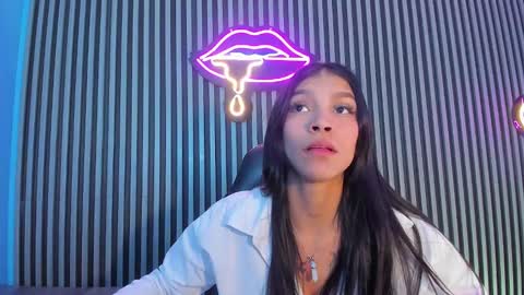 Snapshot of laura_aristizabal_19 chatting on December 7, 7:32 pm Laura online show from December 7, 7:32 pm