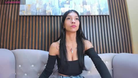 Snapshot of laura_aristizabal_19 chatting on December 8, 3:24 pm Laura online show from December 8, 3:24 pm