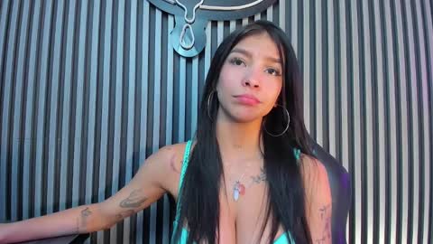 Snapshot of laura_aristizabal_19 chatting on December 11, 6:42 pm Laura online show from December 11, 6:42 pm