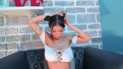 Snapshot of laura_aristizabal_19 chatting on December 19, 4:02 pm Laura online show from December 19, 4:02 pm