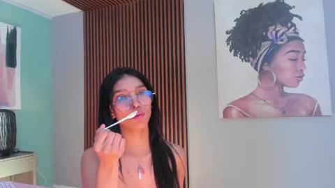 Snapshot of laura_aristizabal_19 chatting on December 27, 7:57 pm Laura online show from December 27, 7:57 pm