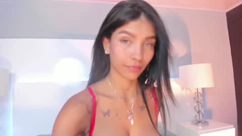 Snapshot of laura_aristizabal_19 chatting on January 19, 6:43 pm Laura online show from January 19, 6:43 pm