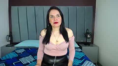 Snapshot of laura_hotties chatting on February 26, 1:19 pm laura hotties online show from February 26, 1:19 pm