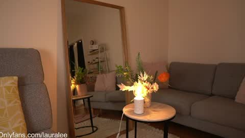 Snapshot of laura_lee chatting on April 2, 1:25 am Laura Lee. online show from April 2, 1:25 am