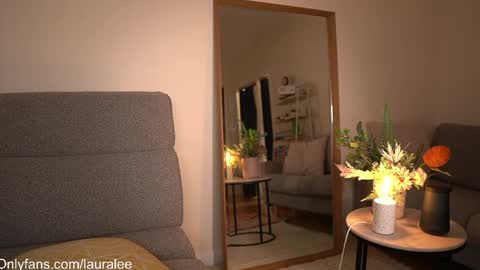 Snapshot of laura_lee chatting on April 5, 1:03 am Laura Lee. online show from April 5, 1:03 am