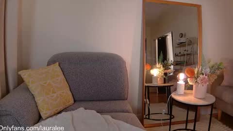 Snapshot of laura_lee chatting on April 9, 1:27 am Laura Lee. online show from April 9, 1:27 am