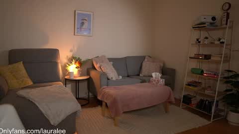 Snapshot of laura_lee chatting on May 2, 2:05 am Laura Lee. online show from May 2, 2:05 am