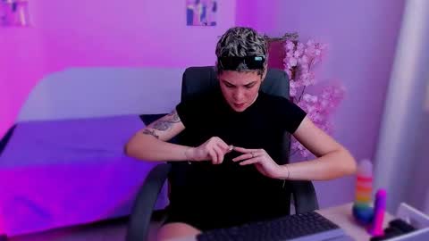 Laura Rose online show from November 28, 5:15 pm