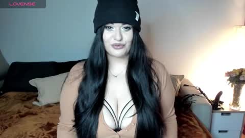 Laura online show from November 11, 5:24 pm