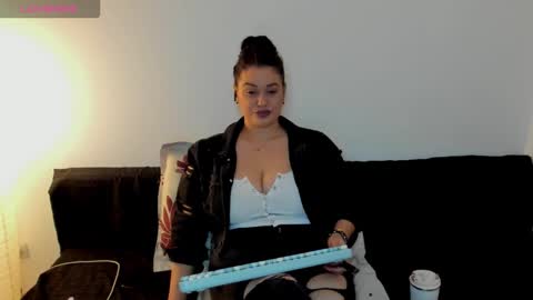 Laura online show from February 26, 9:03 pm