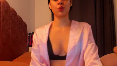 LAURA SOE online show from November 29, 12:13 am