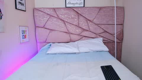 laura_velle online show from April 1, 1:28 am