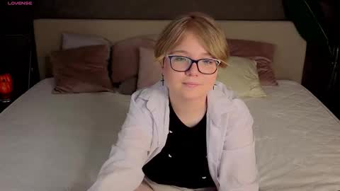 Laura online show from February 9, 2:04 am