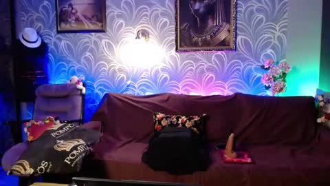 Laura online show from December 12, 3:59 pm