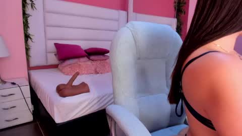 Laura online show from May 11, 4:04 pm