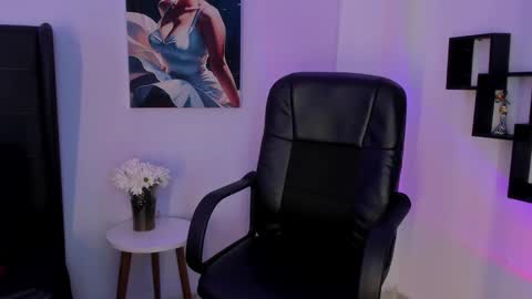 Snapshot of laurablue_ chatting on February 25, 6:20 pm Laura Blue online show from February 25, 6:20 pm