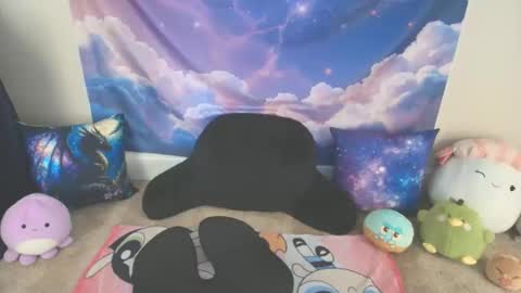 LauraChan online show from April 29, 5:30 pm