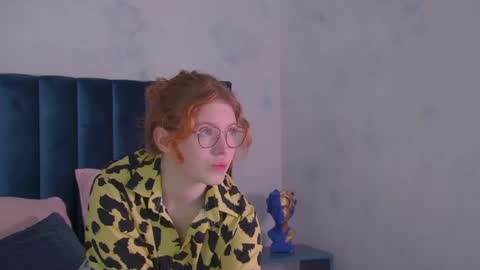 Snapshot of lauradennis chatting on May 4, 4:19 am Laura online show from May 4, 4:19 am