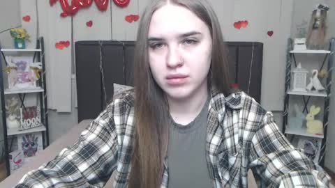 LauraHlot online show from April 12, 5:40 pm