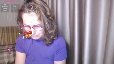 Snapshot of lauraoven1 chatting on December 10, 1:11 pm Lauraoven1 online show from December 10, 1:11 pm