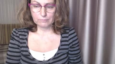 Snapshot of lauraoven1 chatting on December 12, 8:36 am Lauraoven1 online show from December 12, 8:36 am