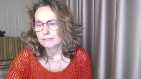 Snapshot of lauraoven1 chatting on December 16, 11:01 am Lauraoven1 online show from December 16, 11:01 am