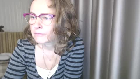 Snapshot of lauraoven1 chatting on December 18, 7:15 am Lauraoven1 online show from December 18, 7:15 am