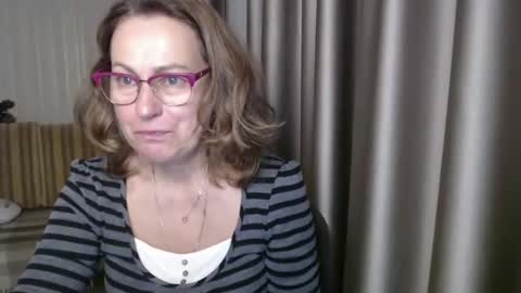 Snapshot of lauraoven1 chatting on December 18, 2:06 pm Lauraoven1 online show from December 18, 2:06 pm