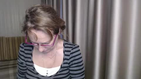 Snapshot of lauraoven1 chatting on December 23, 11:25 am Lauraoven1 online show from December 23, 11:25 am