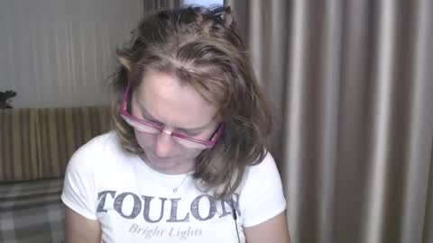 Snapshot of lauraoven1 chatting on December 27, 8:24 am Lauraoven1 online show from December 27, 8:24 am