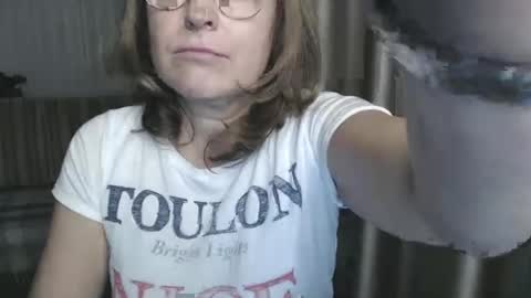 Snapshot of lauraoven1 chatting on December 27, 11:28 am Lauraoven1 online show from December 27, 11:28 am