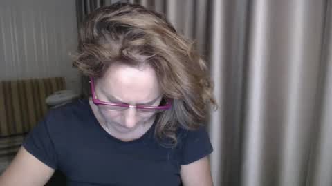 Snapshot of lauraoven1 chatting on December 30, 7:11 pm Lauraoven1 online show from December 30, 7:11 pm