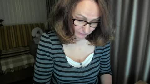 Lauraoven1 online show from May 5, 6:38 pm