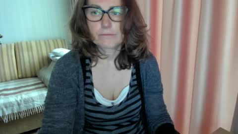 Lauraoven1 online show from May 12, 7:49 am