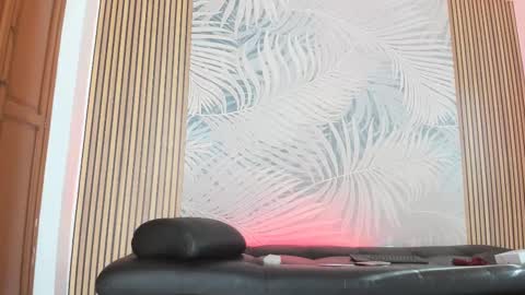 Laura online show from February 9, 1:14 pm