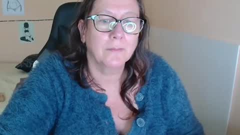 laureanne online show from December 8, 1:25 pm